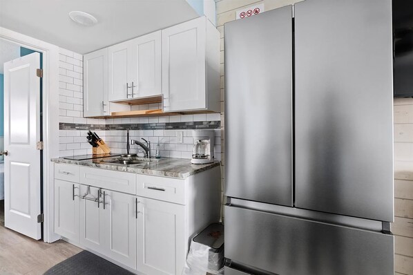 Fridge, coffee/tea maker, blender