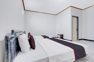 Espacio para trabajar con laptop y ropa de cama 