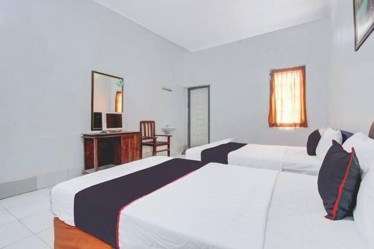 1 bedroom, laptop workspace, bed sheets