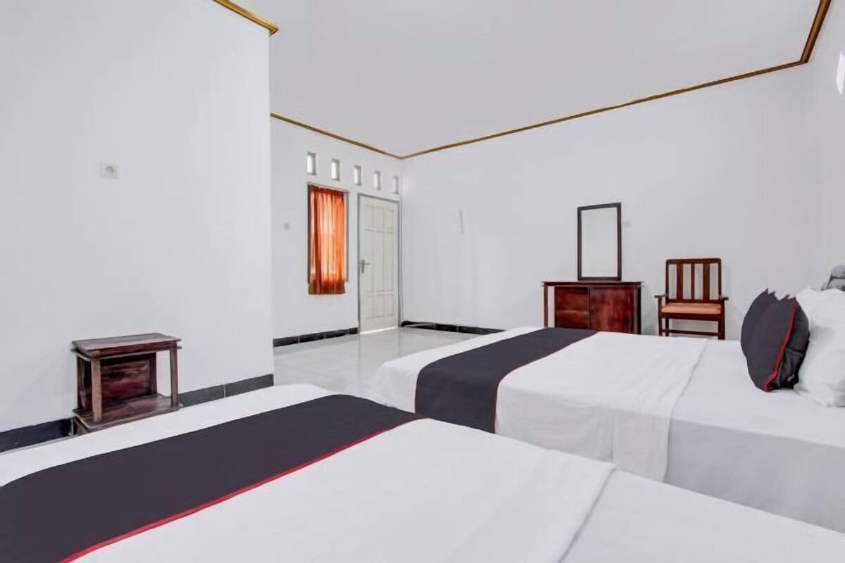 1 bedroom, laptop workspace, bed sheets