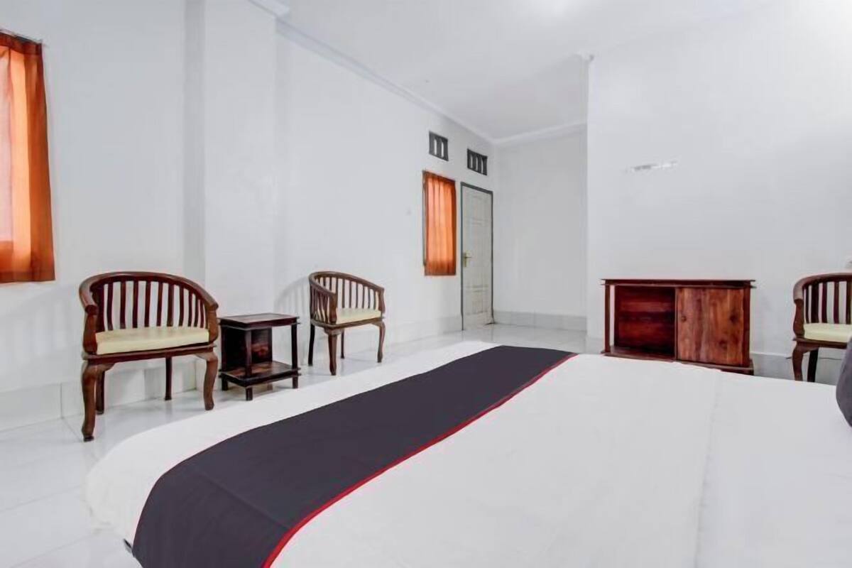 1 bedroom, laptop workspace, bed sheets