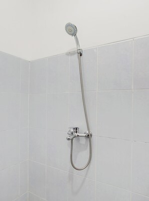 Family Suite | Bathroom | Shower, rainfall showerhead, towels - Hotel O Kaliurang Near Gunung Merapi Kaliurang (Pakem)