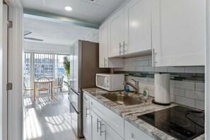 Frigorífico, cafetera o tetera y licuadora