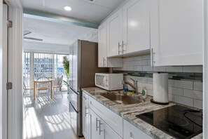 Réfrigérateur, cafetière/bouilloire, blender