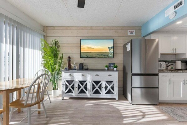 Frigorífico, cafetera o tetera y licuadora