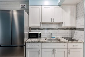 Kühlschrank, Wasserkocher mit Kaffee-/Teezubehör, Mixer