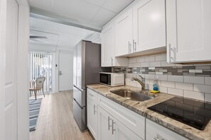 Fridge, coffee/tea maker, blender