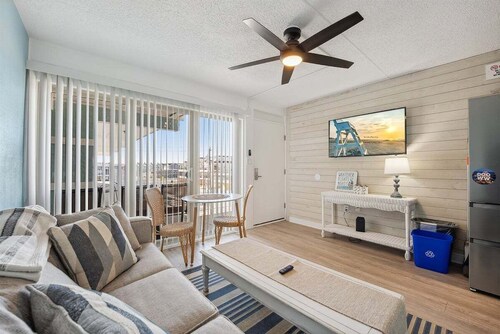Sandy Shores: 1BR Condo w/ Heated Pools & Parking