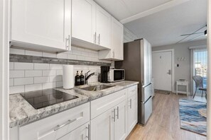 Réfrigérateur, cafetière/bouilloire, blender