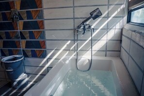 Deluxe Room | Bathroom | Designer toiletries, slippers, towels, soap - Wilderness camp Resort Pench (Kurai)