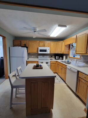 Fridge, microwave, oven, stovetop - Cozy cottage with stunning lake & mountain views
No lake access (Hiawassee)