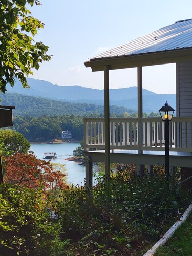 Cozy cottage with stunning lake & mountain views
No lake access 