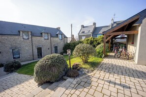 Property grounds - Large, bright renovated farmhouse (Étel)