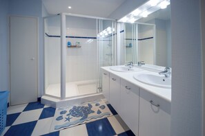Dusche, Haartrockner, Toilettenpapier