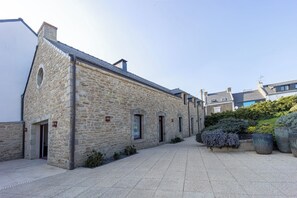 Exterior - Large, bright renovated farmhouse (Étel)