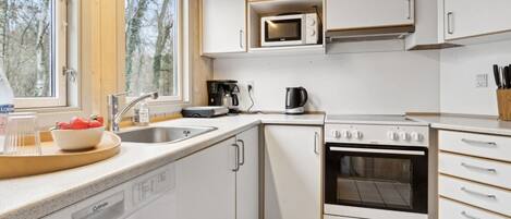 Fridge, microwave, dishwasher, cookware/dishes/utensils