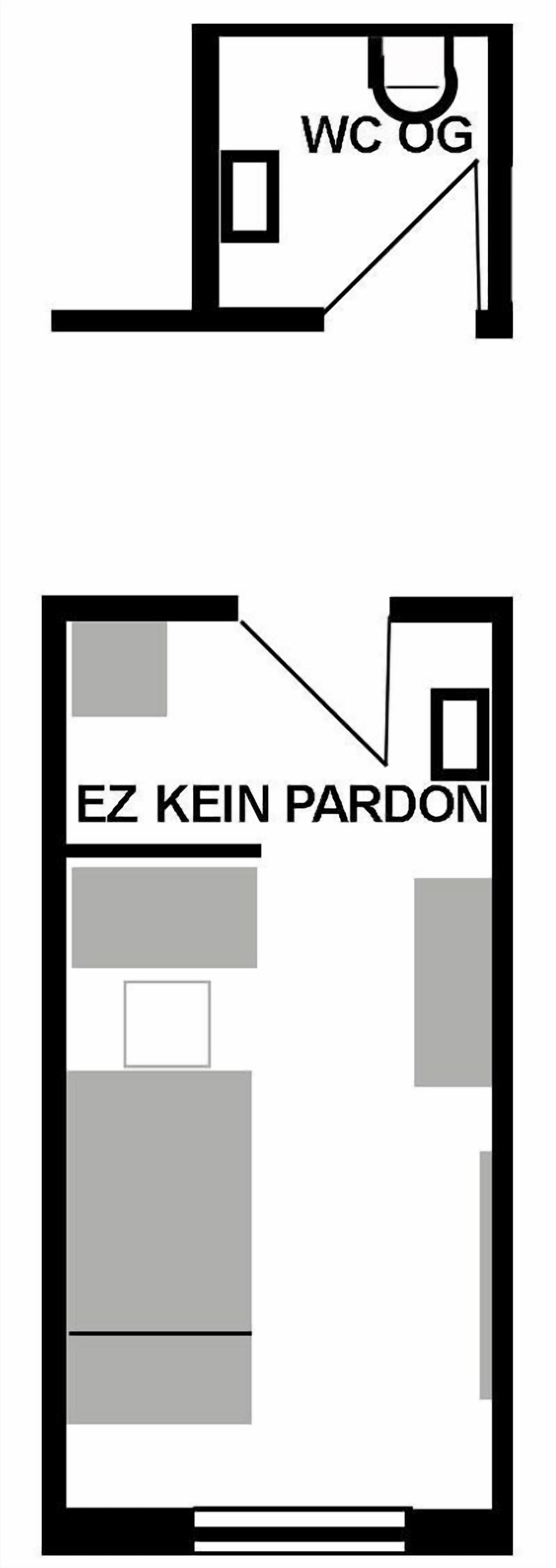Un plano de planta que muestra un inodoro, una habitación pequeña con la etiqueta 'EZ KEIN PARDON' y una habitación más grande con una cama y un escritorio.