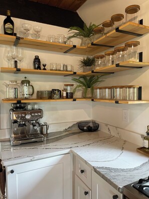 Fridge, oven, stovetop, dishwasher