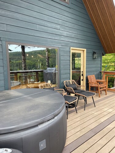 Alpine Haus Cabin • Hot Tub • Views • Close to Schweitzer Village!