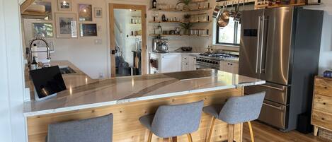 Réfrigérateur, un four, surface de cuisson, lave-vaisselle