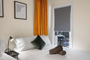 2 habitaciones, escritorio y tabla de planchar con plancha 