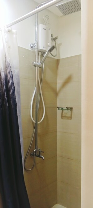 Sèche-cheveux, serviettes fournies, shampoing, papier toilette