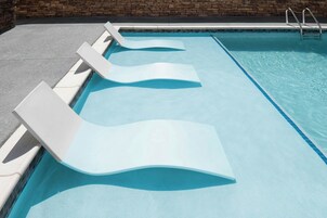 Una piscina al aire libre de temporada