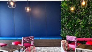 Un interior moderno con asientos, mesas e iluminación decorativa.