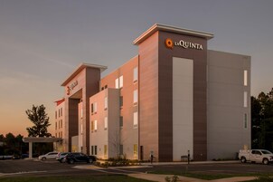 Un hotel de diseño moderno, con un llamativo letrero de 'La Quinta' en la fachada.