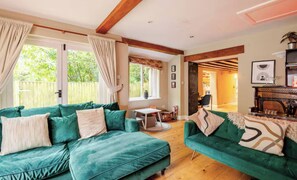 House, 5 Bedrooms, Balcony, Garden View | Living room