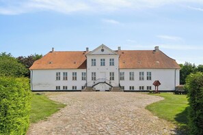 Hus, flere soverom, terrasse, hageutsikt | Hage