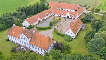 Maison, plusieurs chambres, terrasse, vue jardin | Extérieur