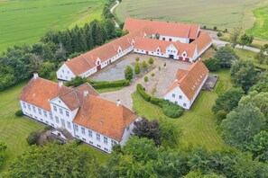 Hus, flere soverom, terrasse, hageutsikt | Eksteriør