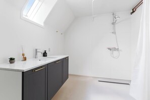 Hus, flere soverom, terrasse, hageutsikt | Dusj på badet