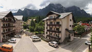 Apartment, 2 Bedrooms, Balcony, Mountain View | Exterior