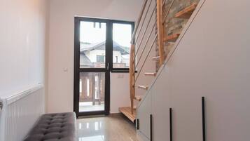 Apartment, 2 Bedrooms, Balcony, Mountain View | Living area