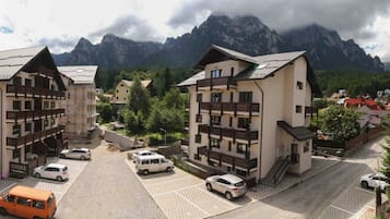 Apartment, 2 Bedrooms, Balcony, Mountain View | Exterior