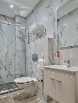 Family Apartment | Bathroom | Shower, towels, soap, shampoo
