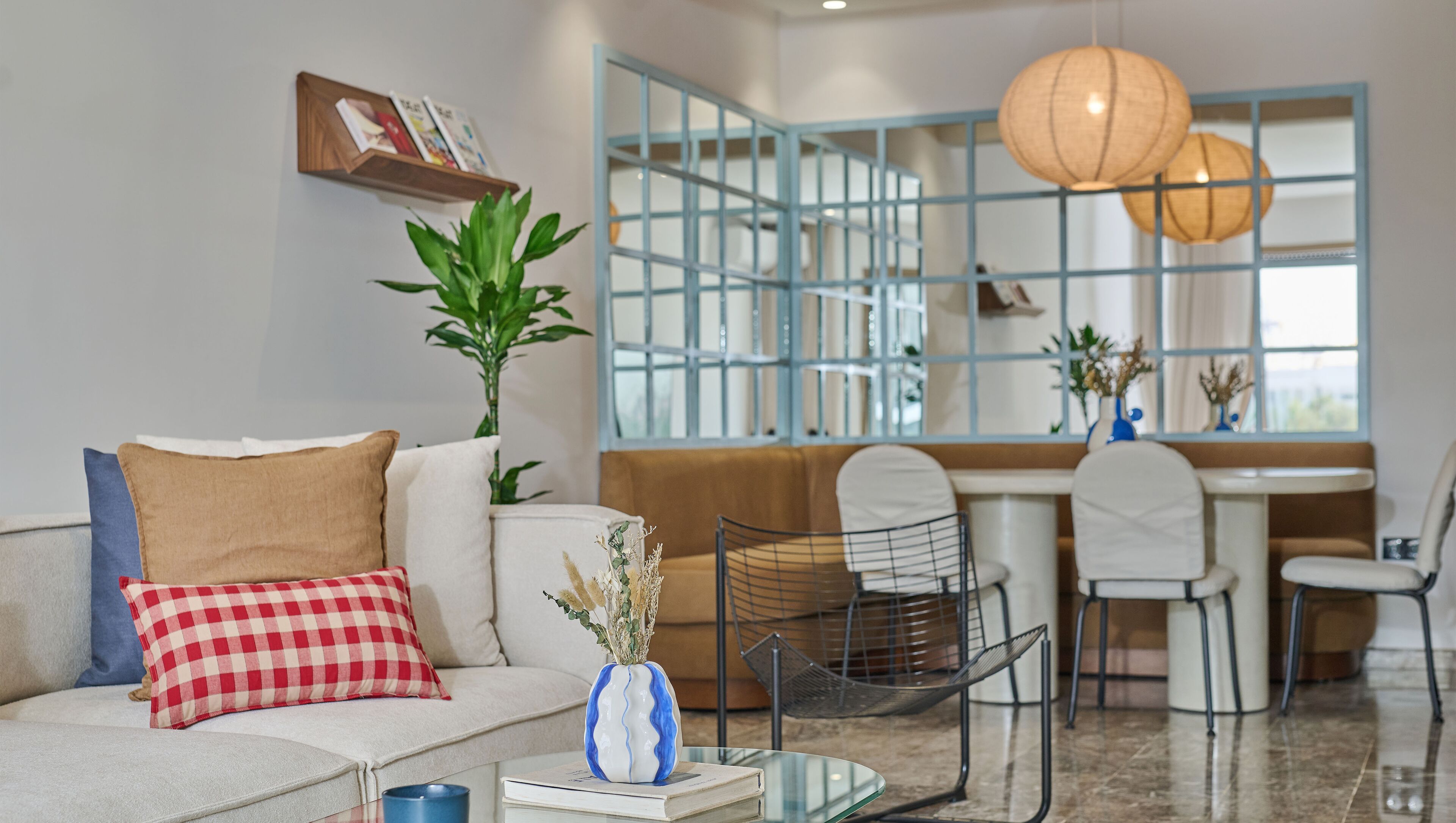 Departamento familiar | Área de sala de estar | Smart TV de 60 pulgadas con canales digitales y Netflix 