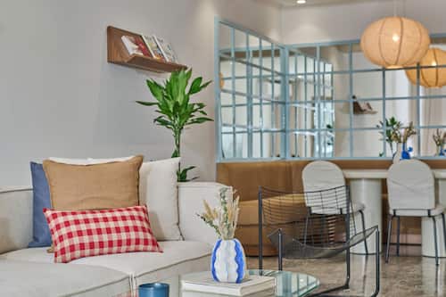 Familie appartement | Woonruimte | Een 60-inch smart-tv met digitale zenders, Netflix en streamingdiensten