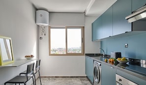 Deluxe Apartment | Private kitchen | Fridge, oven, stovetop, coffee/tea maker