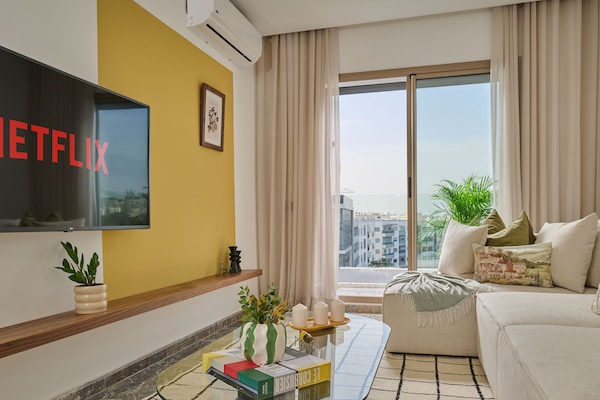 Căn hộ Deluxe | Khu phòng khách | Smart TV 60-inch có truyền hình kỹ thuật số, Netflix, dịch vụ stream