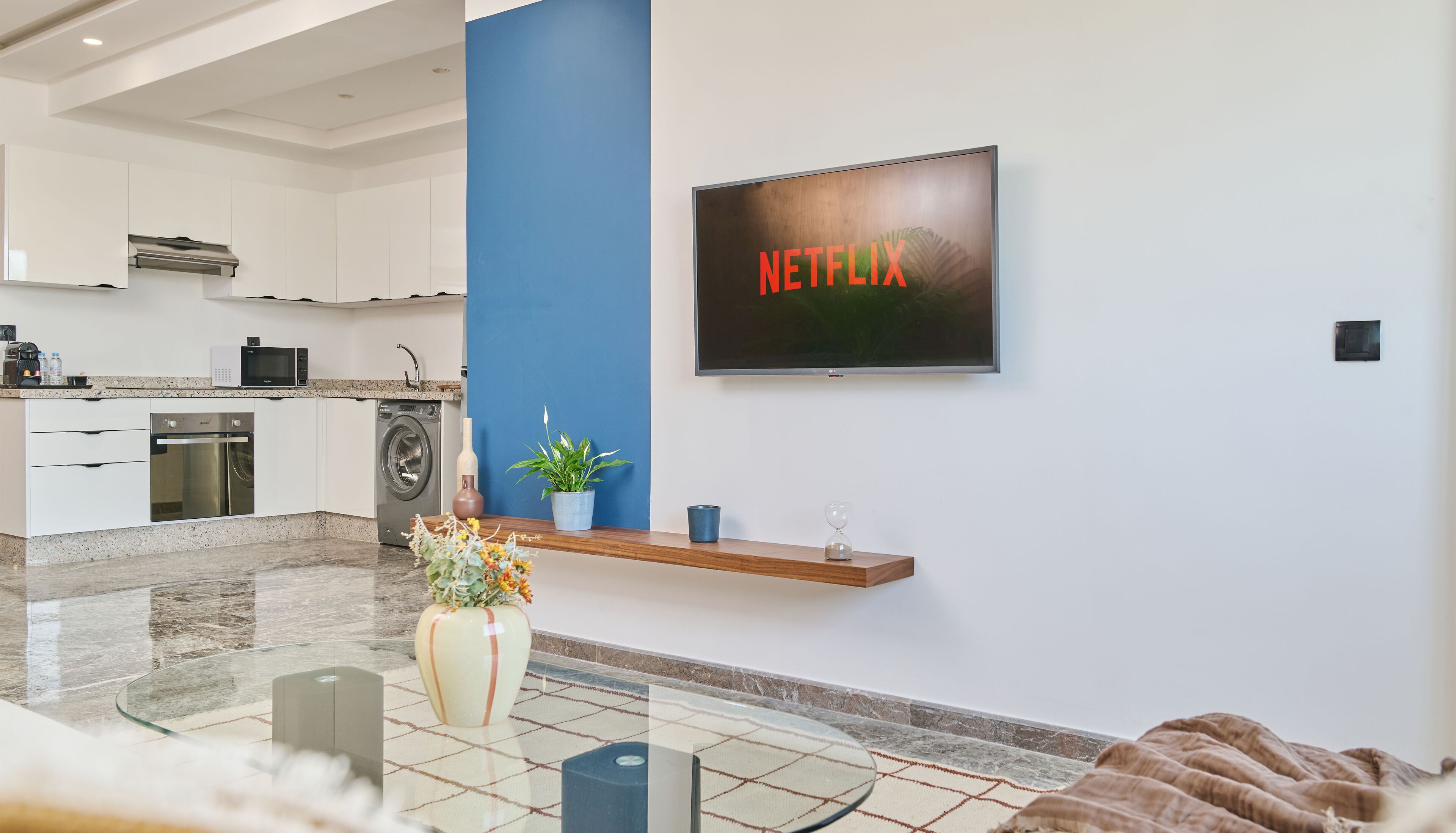 Apartamento Confort | Zona de estar | Smart TV de 60 pulgadas con canales digitales, Netflix