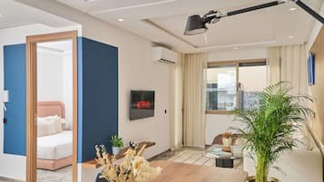 Apartamento Confort | Zona de estar | Smart TV de 60 pulgadas con canales digitales, Netflix