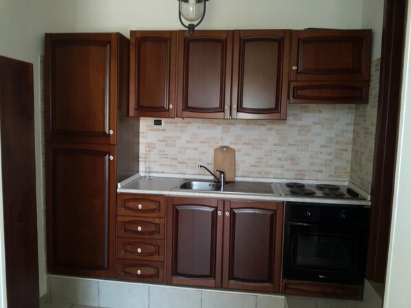 Fridge, oven, stovetop, coffee/tea maker