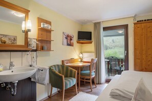 1 bedroom, free WiFi, bed sheets - Room 'Zimmer 3 Mit Balkon' with Mountain View, Shared Terrace and Wi-Fi (St. Blasien-Menzenschwand)