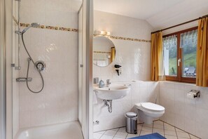 Shower, hair dryer, towels - Room 'Grosses Zimmer' with Mountain View, Shared Terrace and Wi-Fi (St. Blasien-Menzenschwand)
