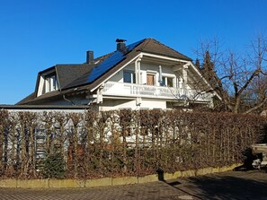 Exterior - Holiday Apartment 'Am Wald' with Shared Garden, Balcony and Wi-Fi (Eppenrod)