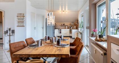 Ferienwohnung 'Am Wald' mit Gemeinschaftsgarten, Balkon und Wi-Fi