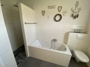 Shower, hair dryer, towels - Apartment 'Repetal' with Private Terrace, Garden and Wi-Fi (Attendorn)